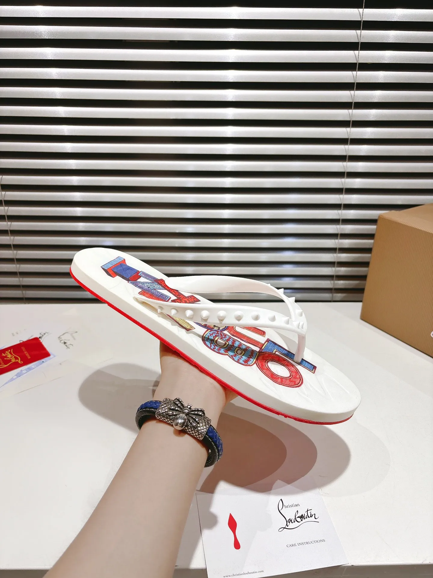 👟👟Ex-factory price 300👟👟 ╔Flip-flops black print╗ (yellow box packaging) ·Top version customization·2025𝐬𝐬 𝑪𝒉𝒓𝒊𝒔𝒕𝒊𝒂𝒏 𝑳𝒐𝒖𝒃𝒐𝒖𝒕𝒊𝒏 ▪️No matter the last shape, fabric, diamonds, nails, lining, outsole, they are as close as possible to ZP... ▪️The original sole is specially provided by the original factory ▪️The lining is imported water-dyed cowhide ▪️Private customization time is about 3-7 days —————— Size: Men's 37M-46M